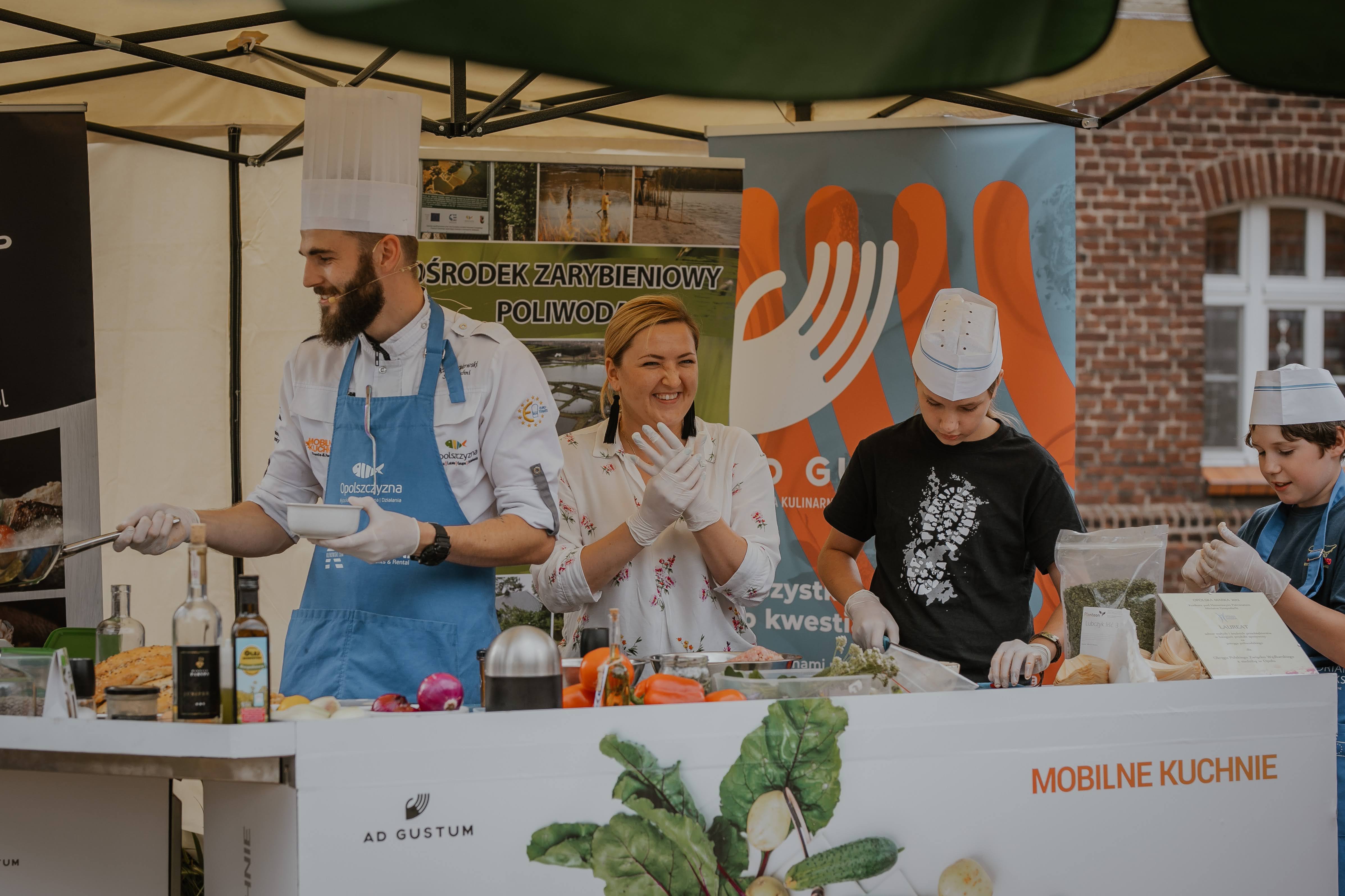 Kamil Klekowski wykonujący pokaz kulinarny podczas eventu matki boskiej zielnej