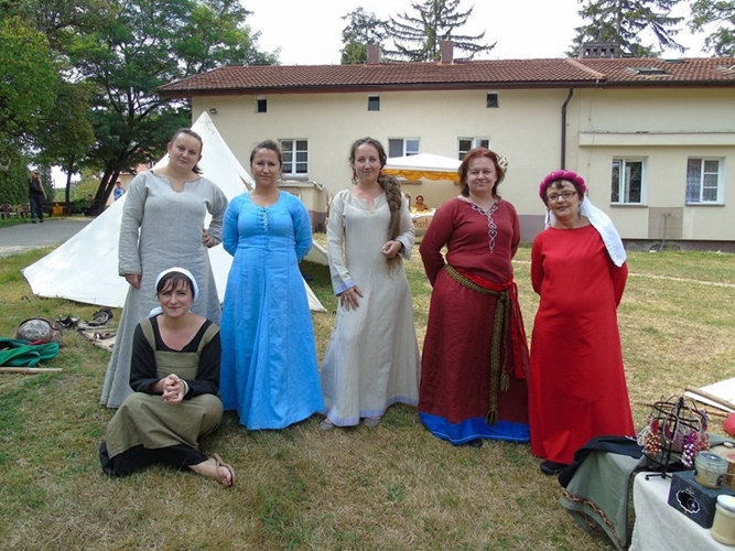6 Kobiet w stroju sukniach historycznych