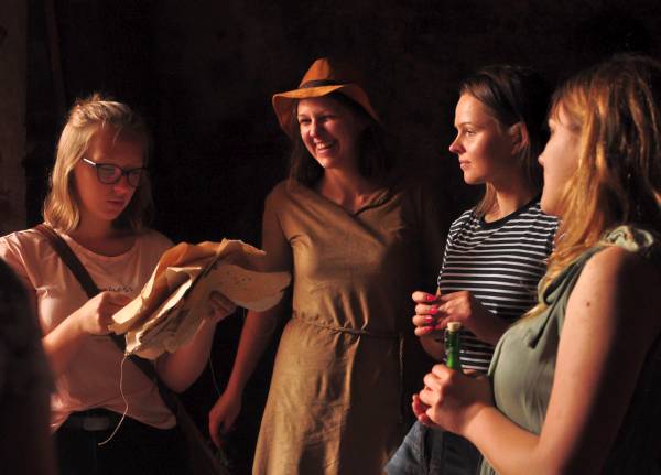 4 kobiety czytajace mapę grając w grę terenową podczas nocy świętojańskiej