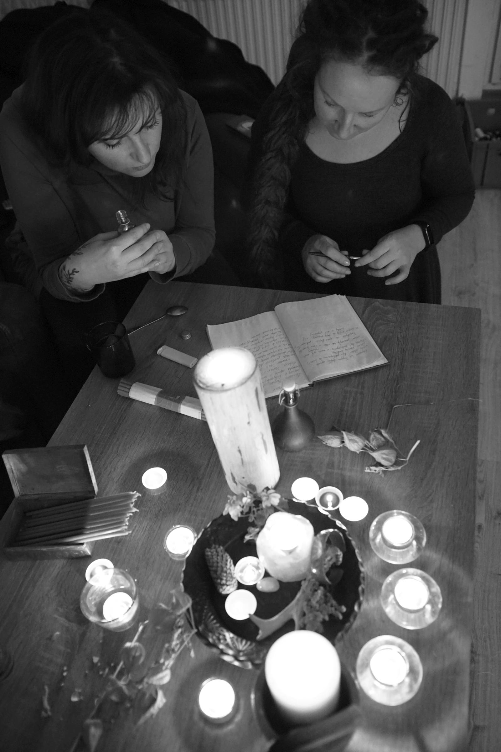 2 kobiety siedzące przy świecach