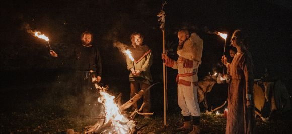 Grupa 4 osób z Mantikory odprawiająca rytuał dziadów przy ognisku