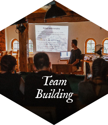 Przycisk Team Building w tle sala w zabytkowym spichlerzu podczas wykładu na matki boskiej zielnej.